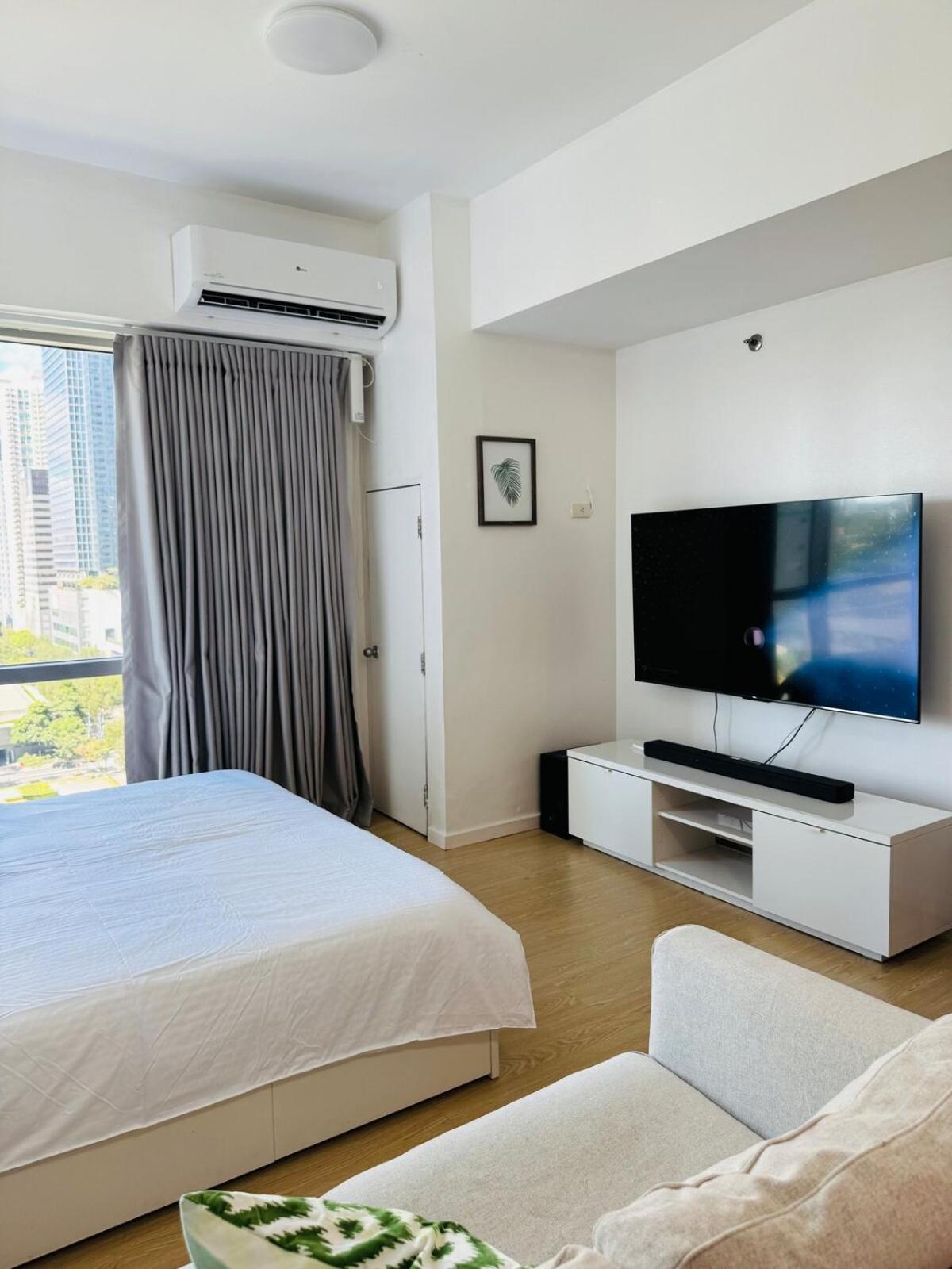 Avant At The Bgc With King Bed And Motorized Curtains & 65 In Tv Apartment