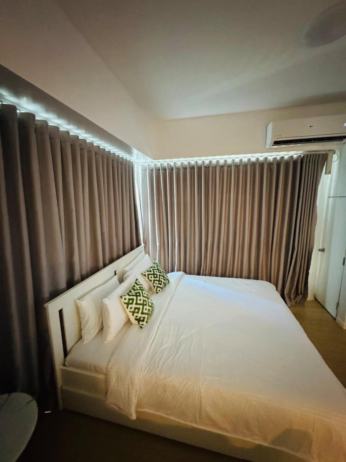 Avant At The Bgc With King Bed And Motorized Curtains & 65 In Tv