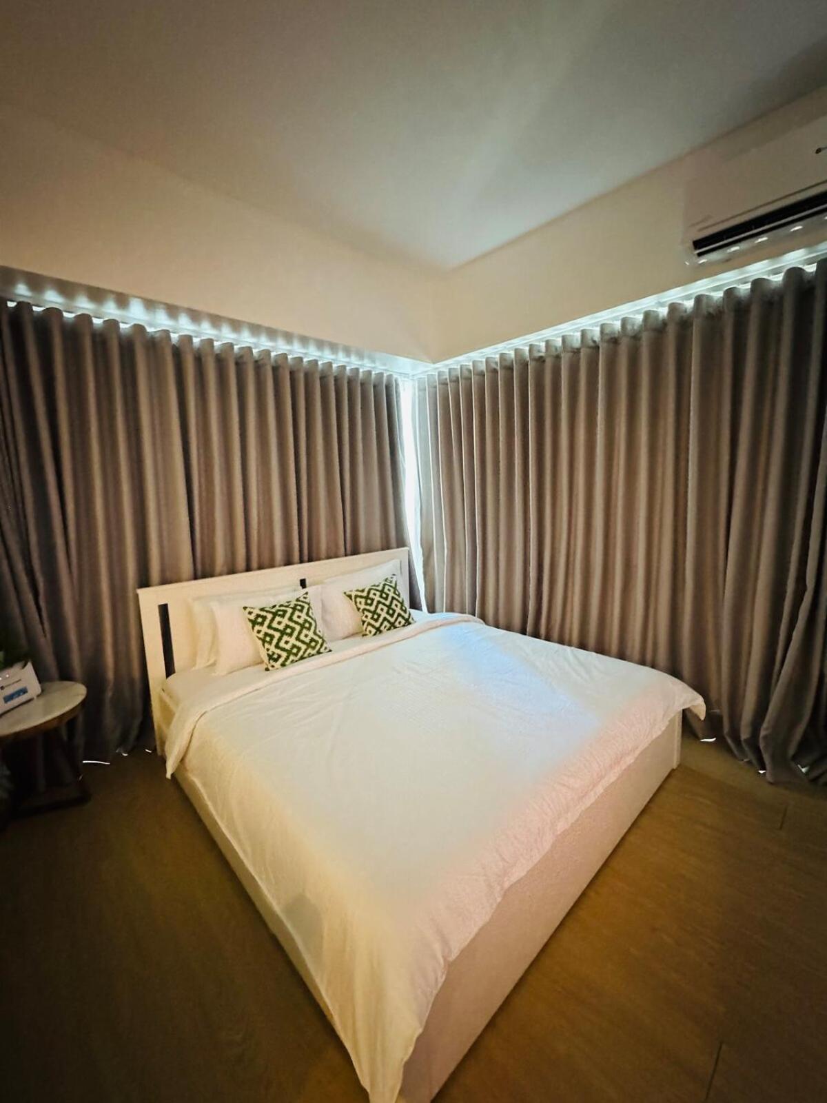 Apartment Avant At The Bgc With King Bed And Motorized Curtains & 65 In Tv