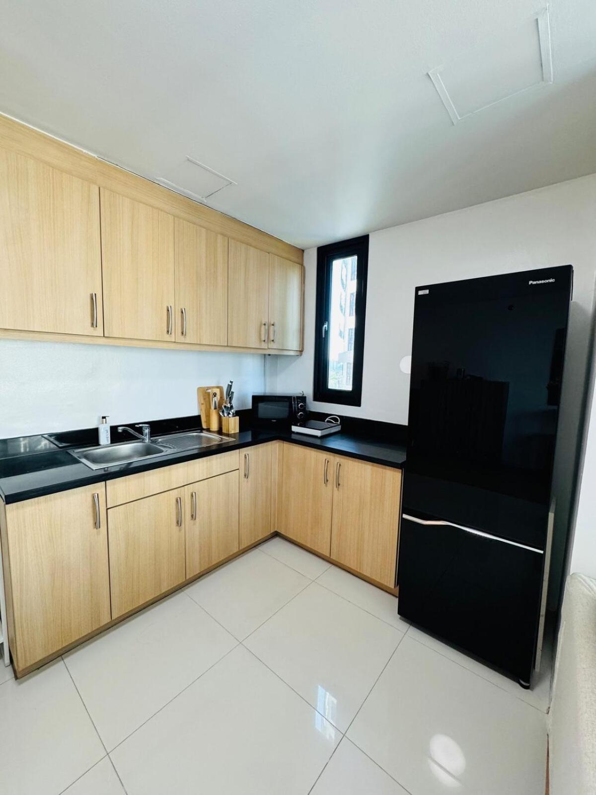 Apartment Avant At The Bgc With King Bed And Motorized Curtains & 65 In Tv Manila