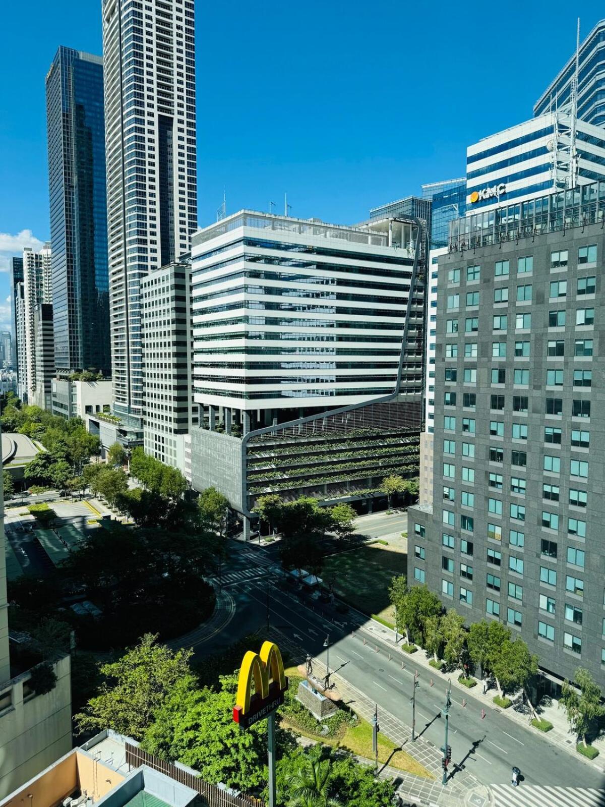 Apartment Avant At The Bgc With King Bed And Motorized Curtains & 65 In Tv Manila