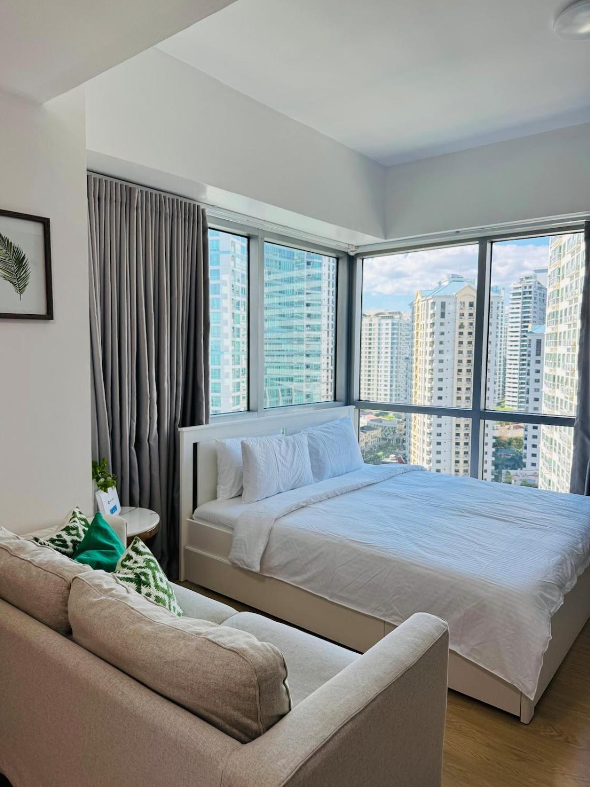 Apartment Avant At The Bgc With King Bed And Motorized Curtains & 65 In Tv